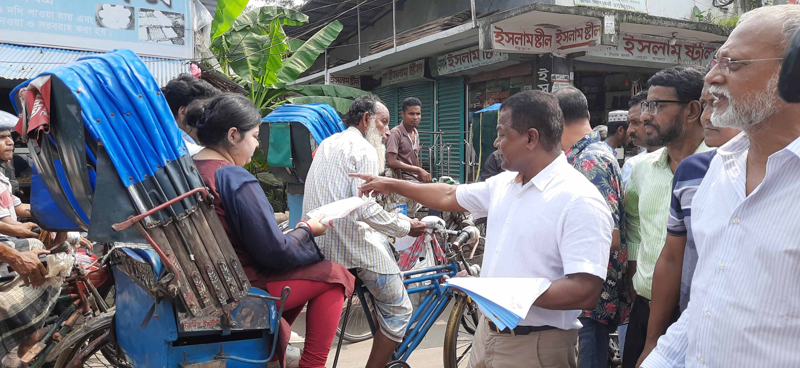 বাগেরহাটে ডেঙ্গু প্রতিরোধে সচেতনতা মূলক লিফলেট বিতরন 