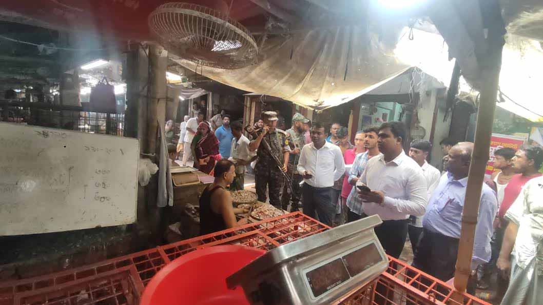 বাগেরহাটে দাম বেশি রাখায় ৫ প্রতিষ্ঠানকে জরিমানা