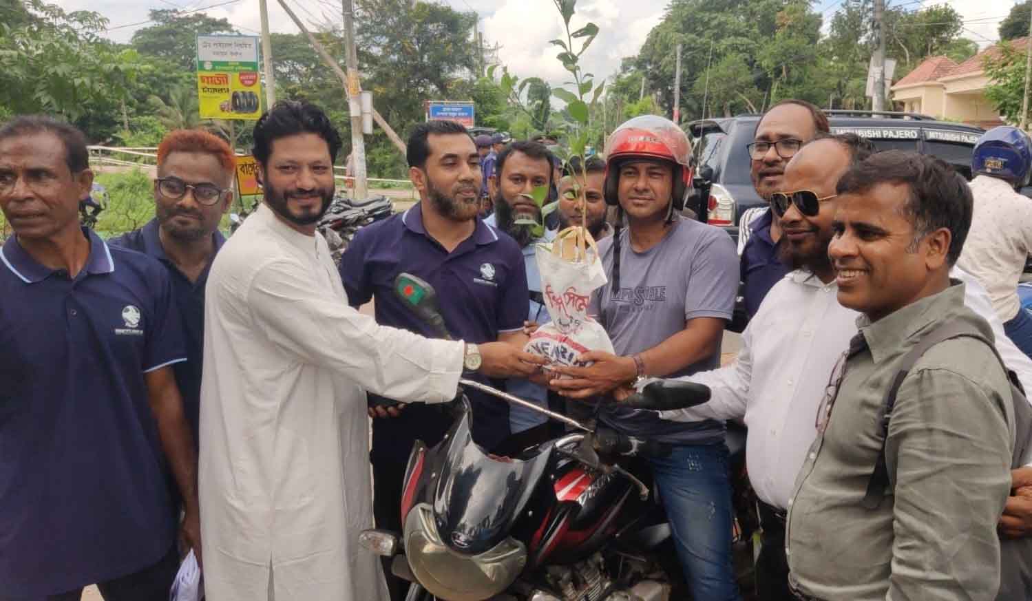 বাগেরহাটে হেলমেট পরা উৎসাহিত করতে ব্যতিক্রমী ক্যাম্পেইন