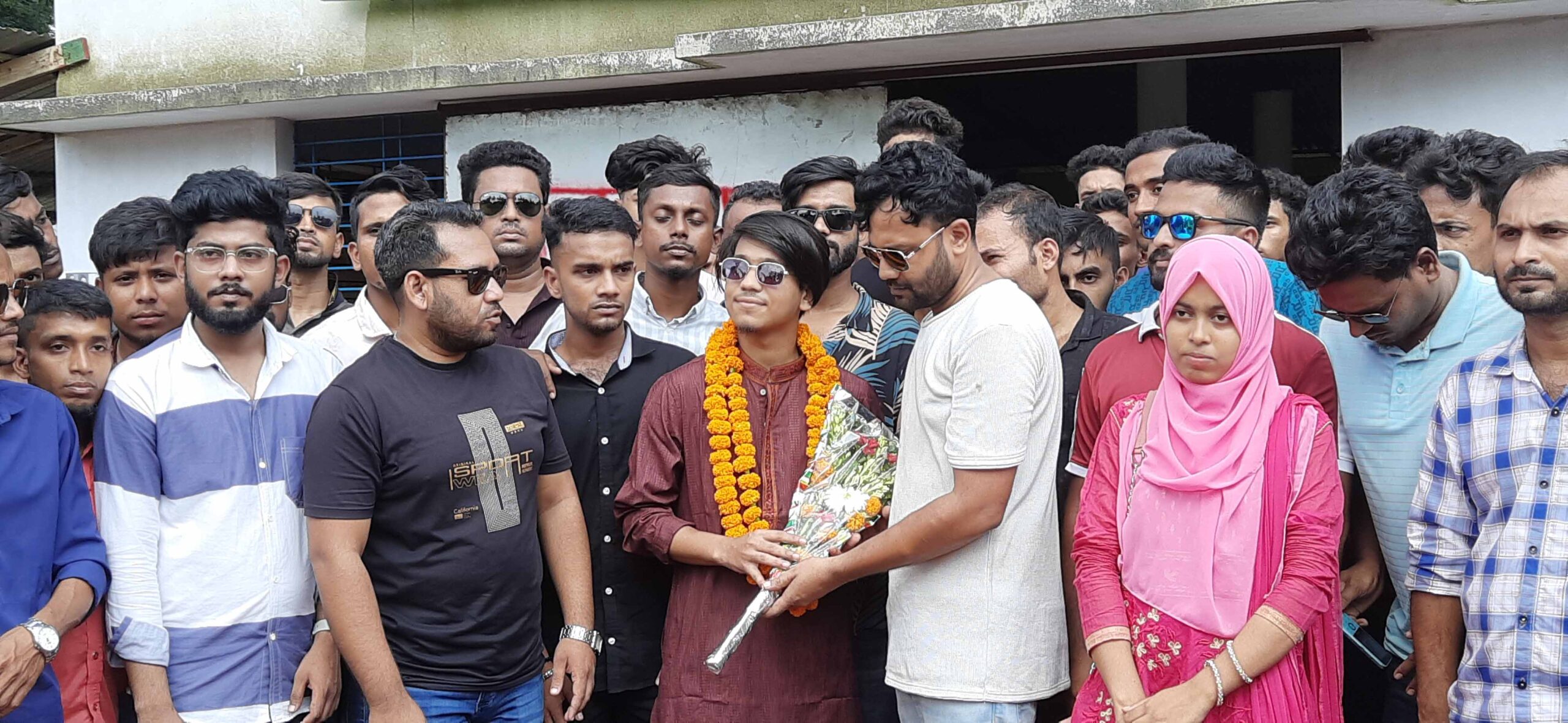 বাগেরহাটে বৈষম্যবিরোধী আন্দোলনে গুলিবিদ্ধ ছাত্রনেতাকে ছাত্রদলের সংবর্ধনা