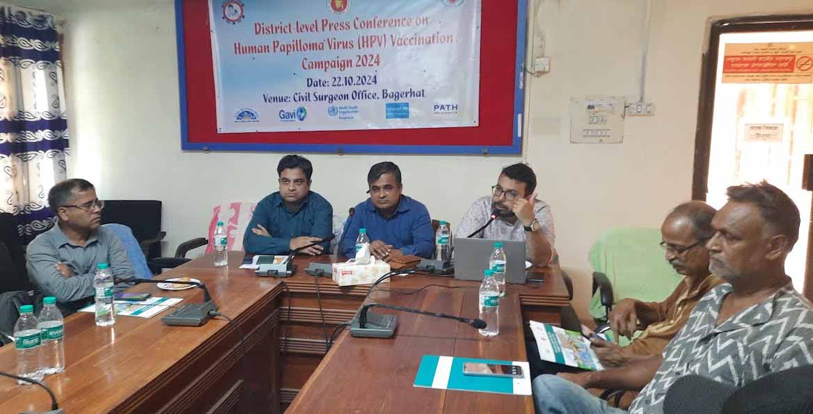 বাগেরহাটে  ৮০  হাজার কিশোরী পাচ্ছে জরায়ুমুখ ক্যান্সার প্রতিরোধী টিকা