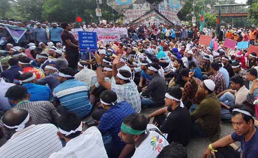 চাকরি জাতীয়করণের দাবিতে শাহবাগ অবরোধ