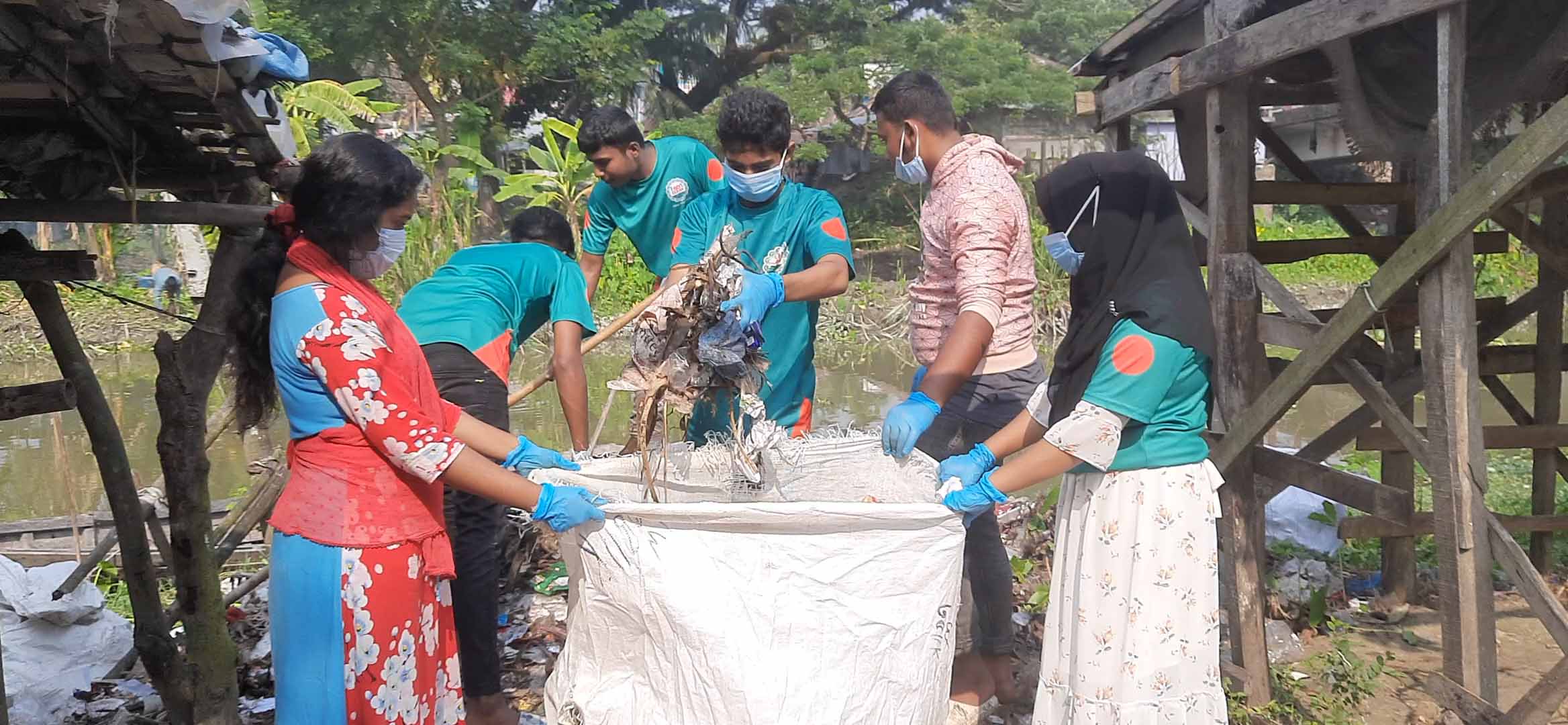 স্বেচ্ছাশ্রমে বলেশ্বর ও ভৈরব নদীর তীরের ময়লা-আবর্জনা পরিস্কার, খুশি স্থানীয়রা