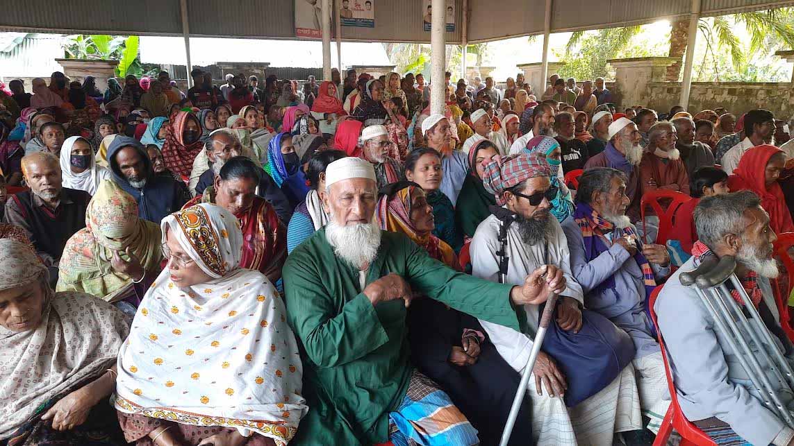 বাগেরহাটে জেলা বিএনপির পক্ষ থেকে শীতবস্ত্র বিতরণ 