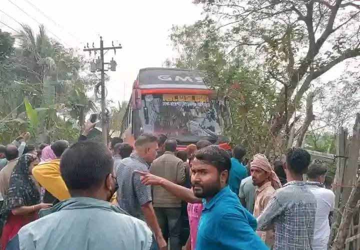 মোরেলগঞ্জে যাত্রীবাহী বাসের চাপায় ইজি বাইকের চালকসহ দুইজন নিহত, আহত ৩