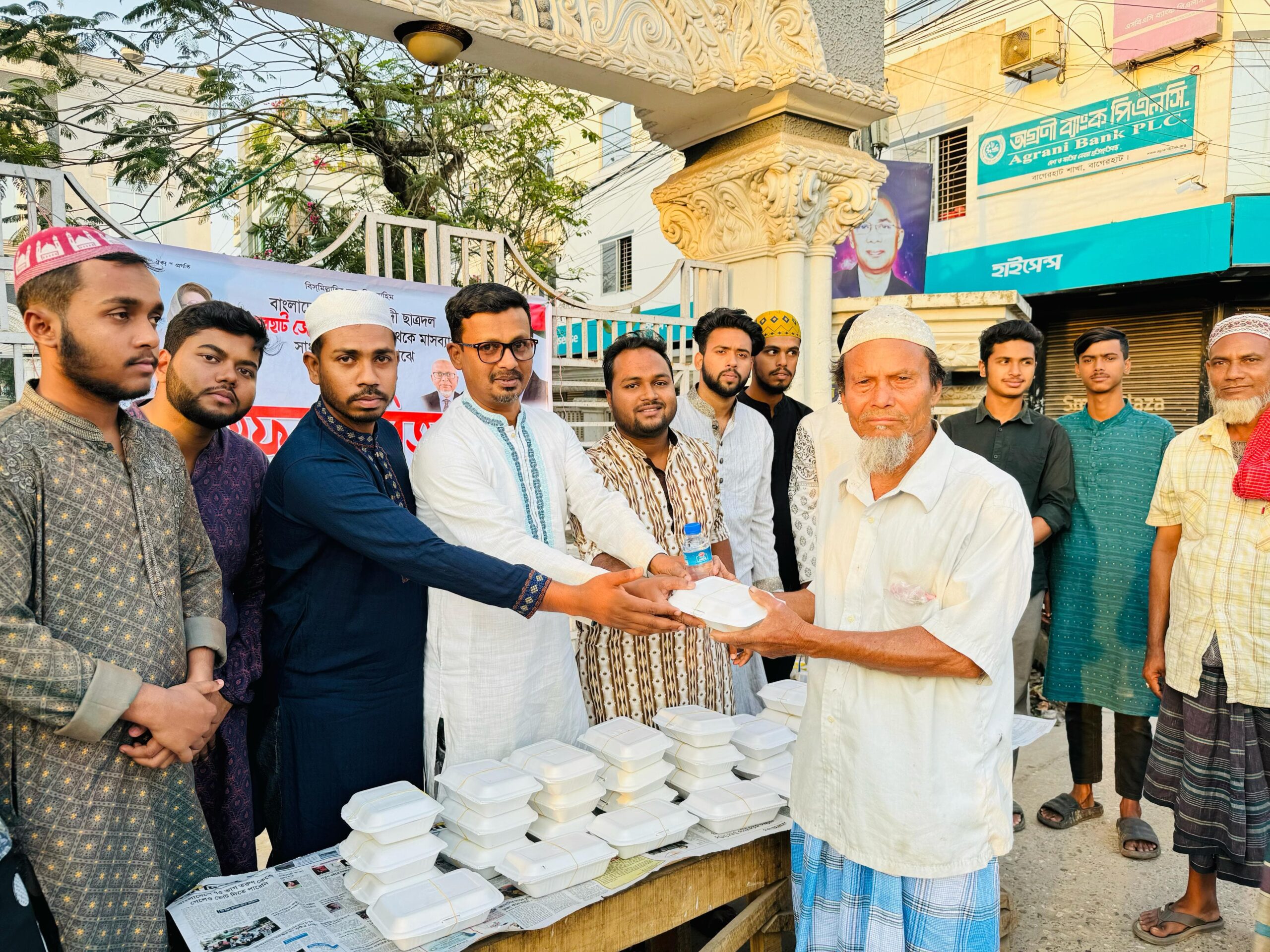 বাগেরহাট জেলা ছাত্রদলের ইফতার বিতরণের ষষ্ঠ দিন, খুশি রোজাদারেরা