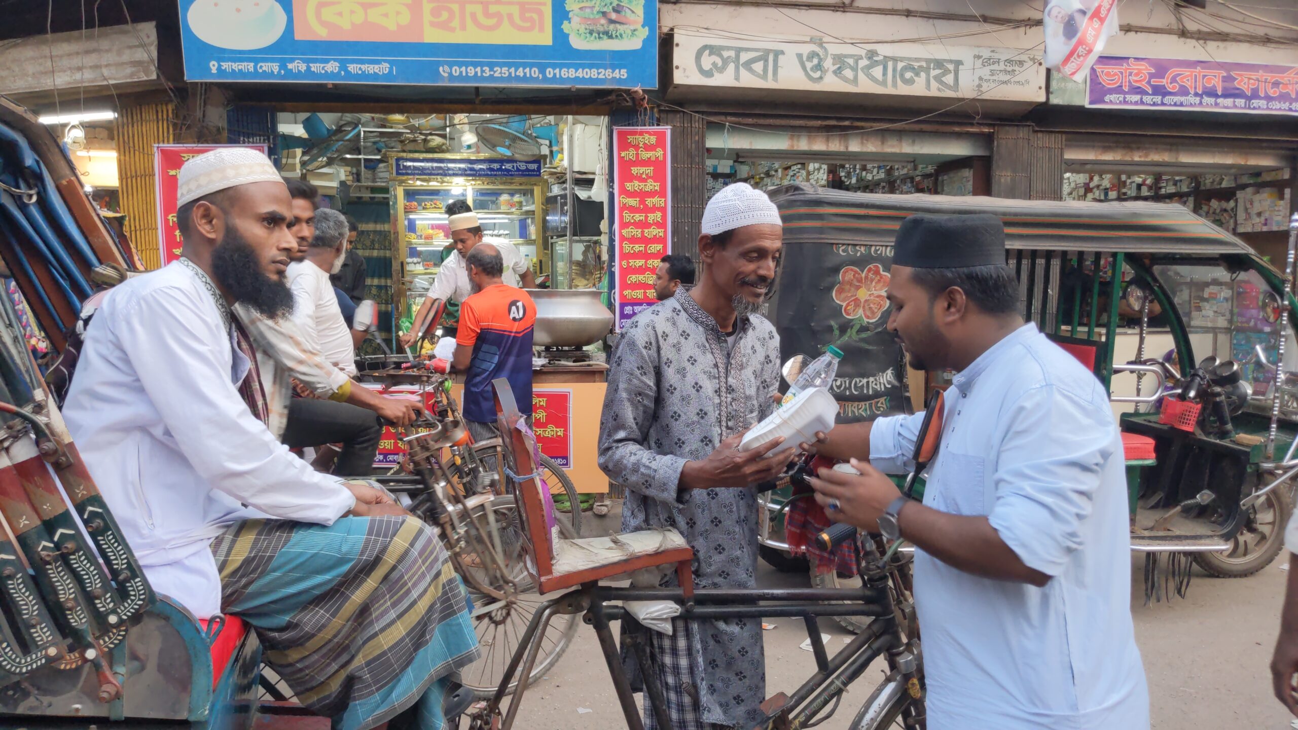 বাগেরহাটে ছাত্রদলের  ইফতার পেয়ে খুশি পথচারীরা, চলবে মাসব্যাপী 