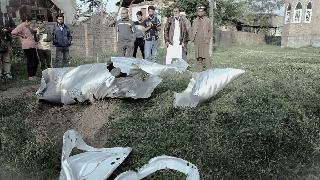 বুধবার জম্মু ও কাশ্মীরে তিনটি সামরিক বিমান দুর্ঘটনায় বিধ্বস্ত হয়েছে