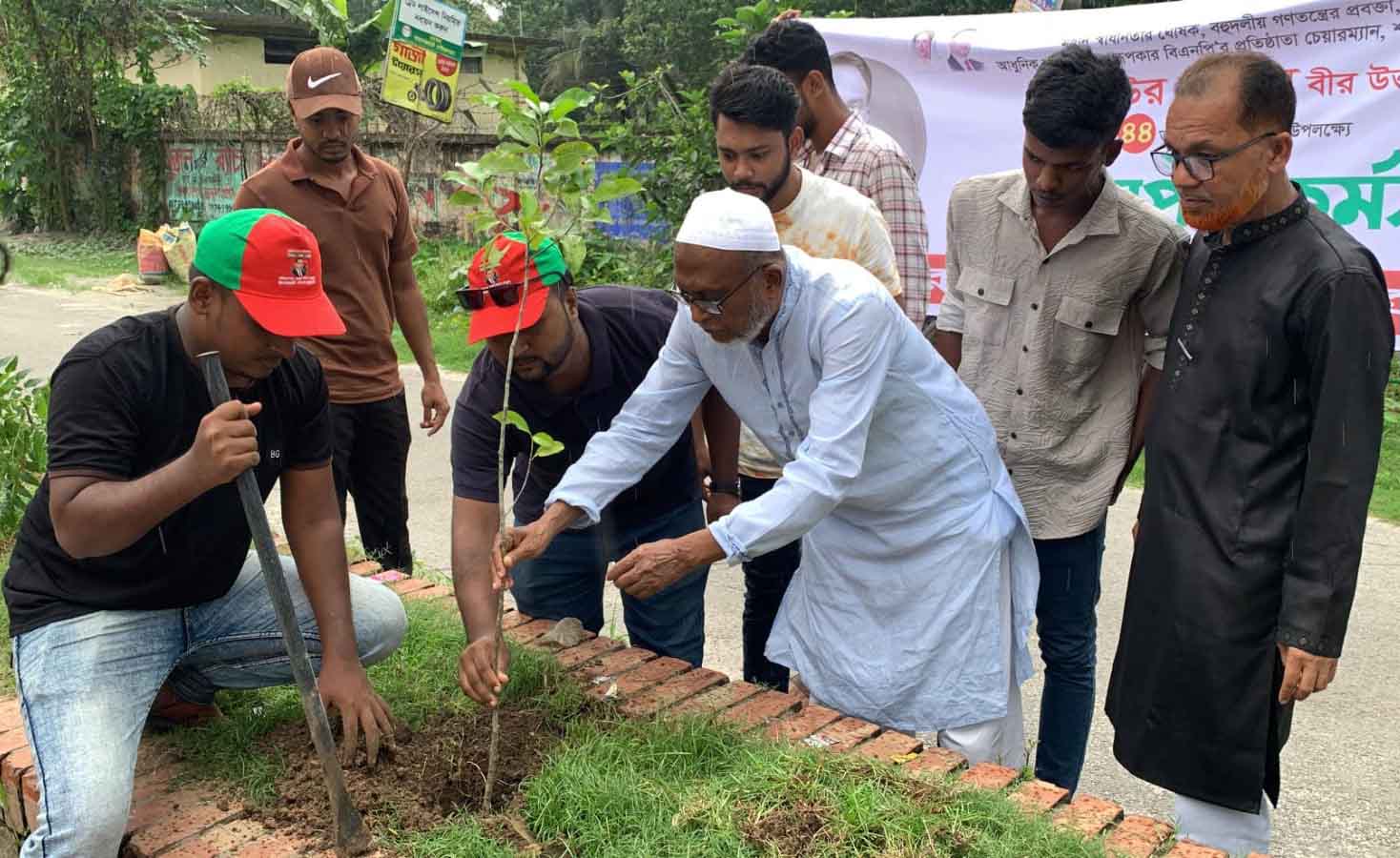 বাগেরহাটে শহীদ জিয়াউর রহমানের শাহাদাৎ বার্ষিকীতে ছাত্রদলের বৃক্ষরোপণ কর্মসূচি