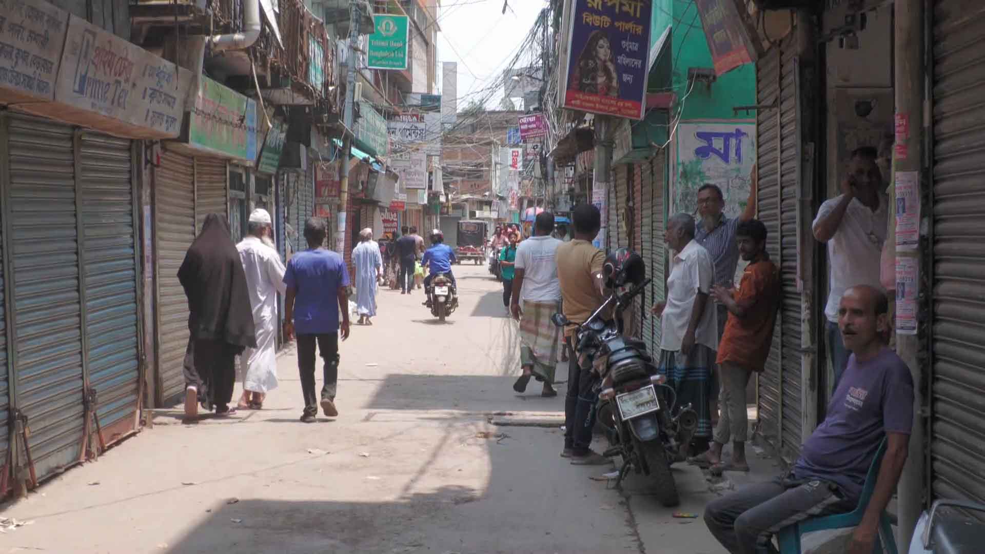 বাগেরহাটে বানিজ্য মেলা বন্ধের দাবিতে ব্যবসায়ীদের কর্মবিরতি