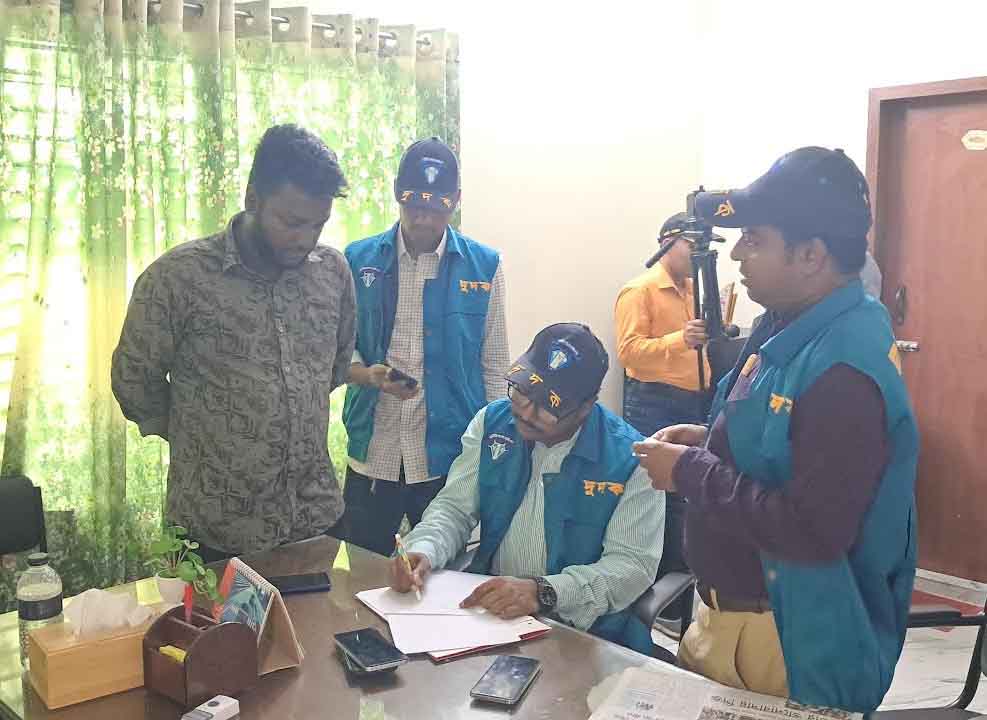 বাগেরহাটে বিআরটিএ তে দুদকের অভিযান