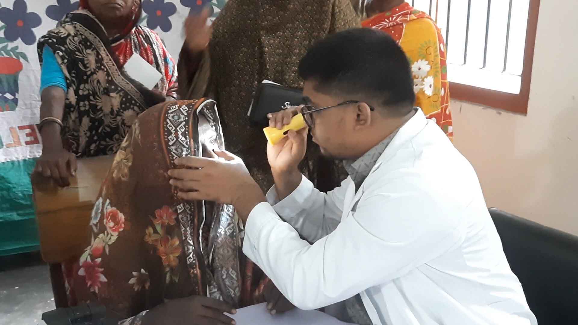 বাগেরহাটে বিনামূল্যে চক্ষু চিকিৎসা পেলেন দুই শতাধিক রোগী
