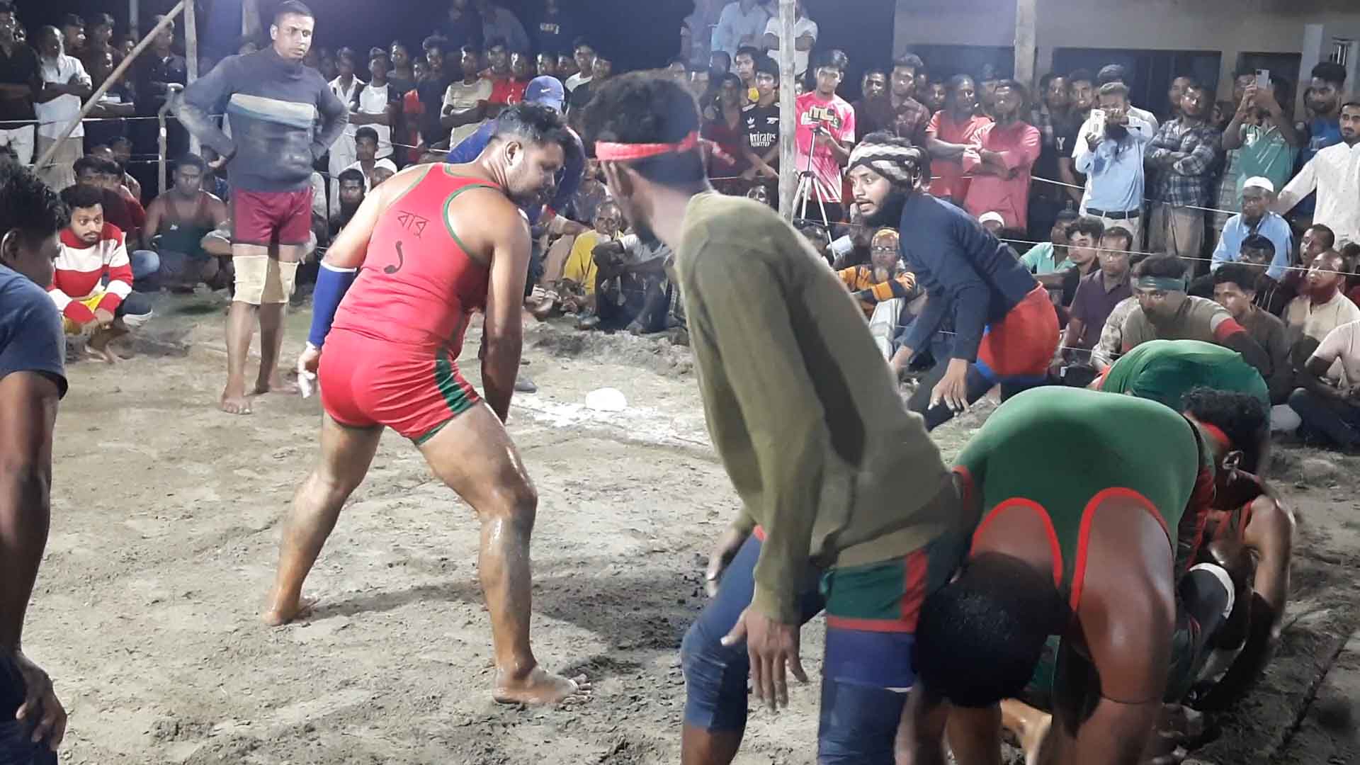 দীর্ঘদিন পরে হা-ডু-ডু খেলায় মাতল এলাকাবাসী