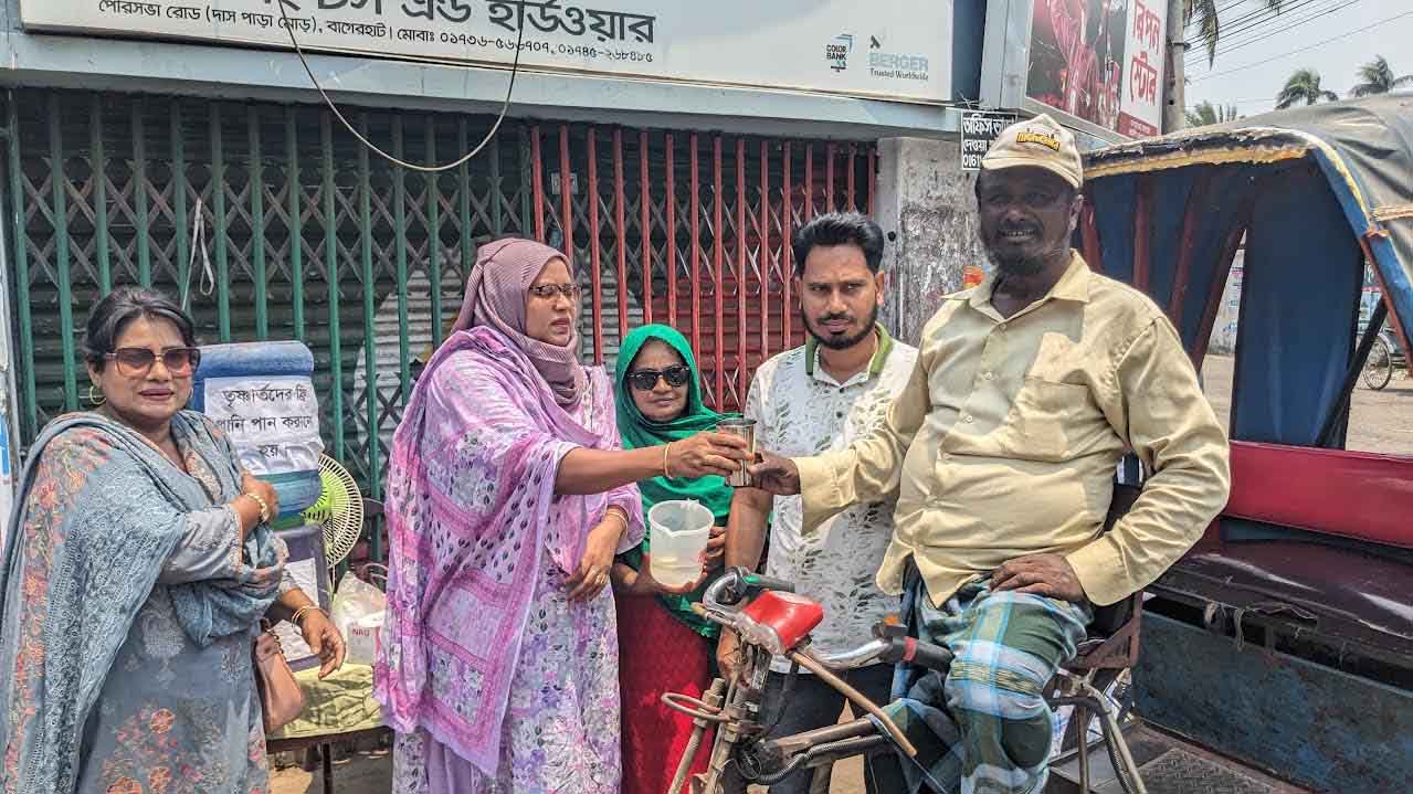 বাগেরহাটে পথচারীদের স্যালাইনযুক্ত ঠান্ডা পানি বিতরণ