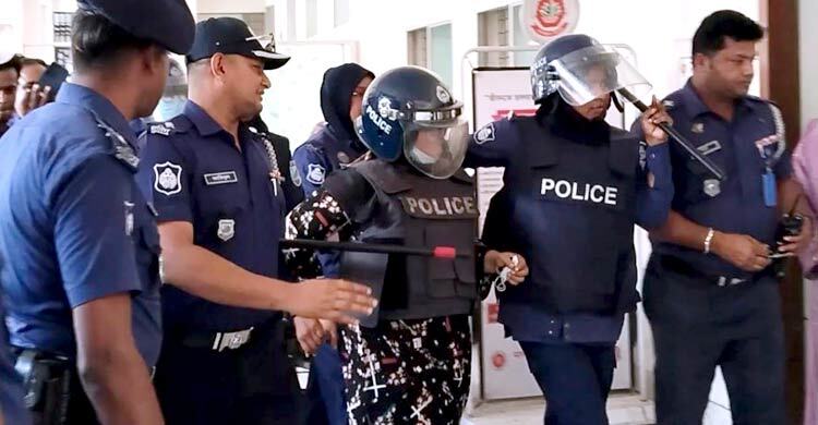 আদালত থেকে রিমান্ডে নেওয়ার পথে মমতাজের দিকে ডিম ছোড়া