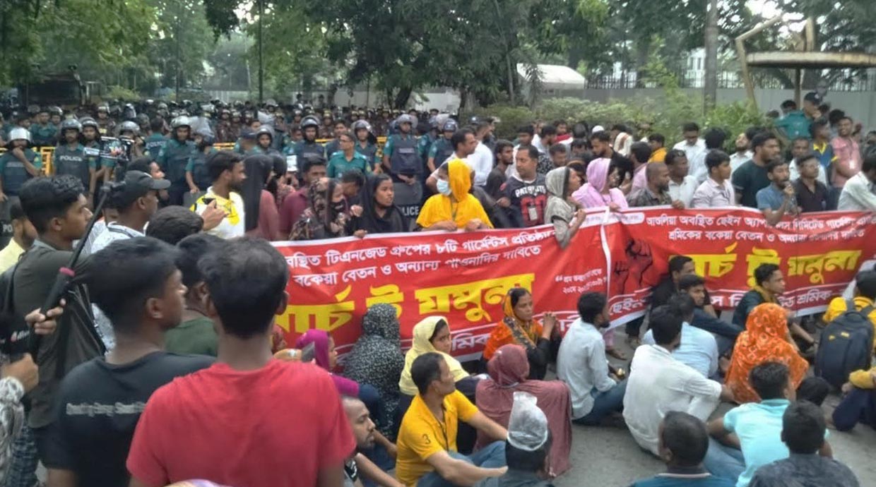 যমুনা অভিমুখে গার্মেন্টস শ্রমিকদের মিছিল, পুলিশের বাধায় কাকরাইলে অবস্থান