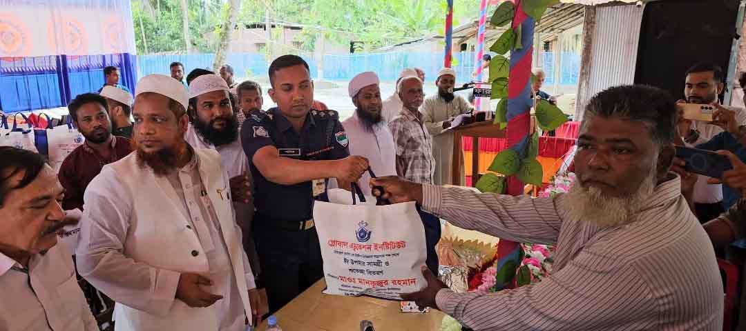 বাগেরহাটে অসহায় ও দরিদ্রদের মাঝে ঈদ উপহার বিতরণ