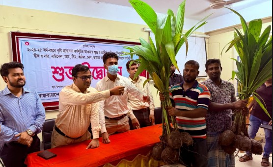 কচুয়ায় কৃষকদের মাঝে বিনামূল্যে বীজ ও গাছের চারা বিতরণ