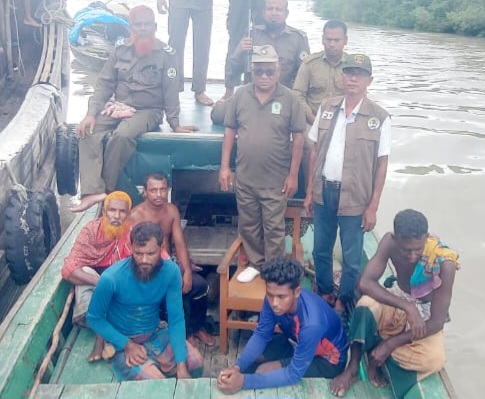 অবৈধভাবে মাছ ধরার অপরাধে নৌকাসহ পাঁচ জেলে আটক